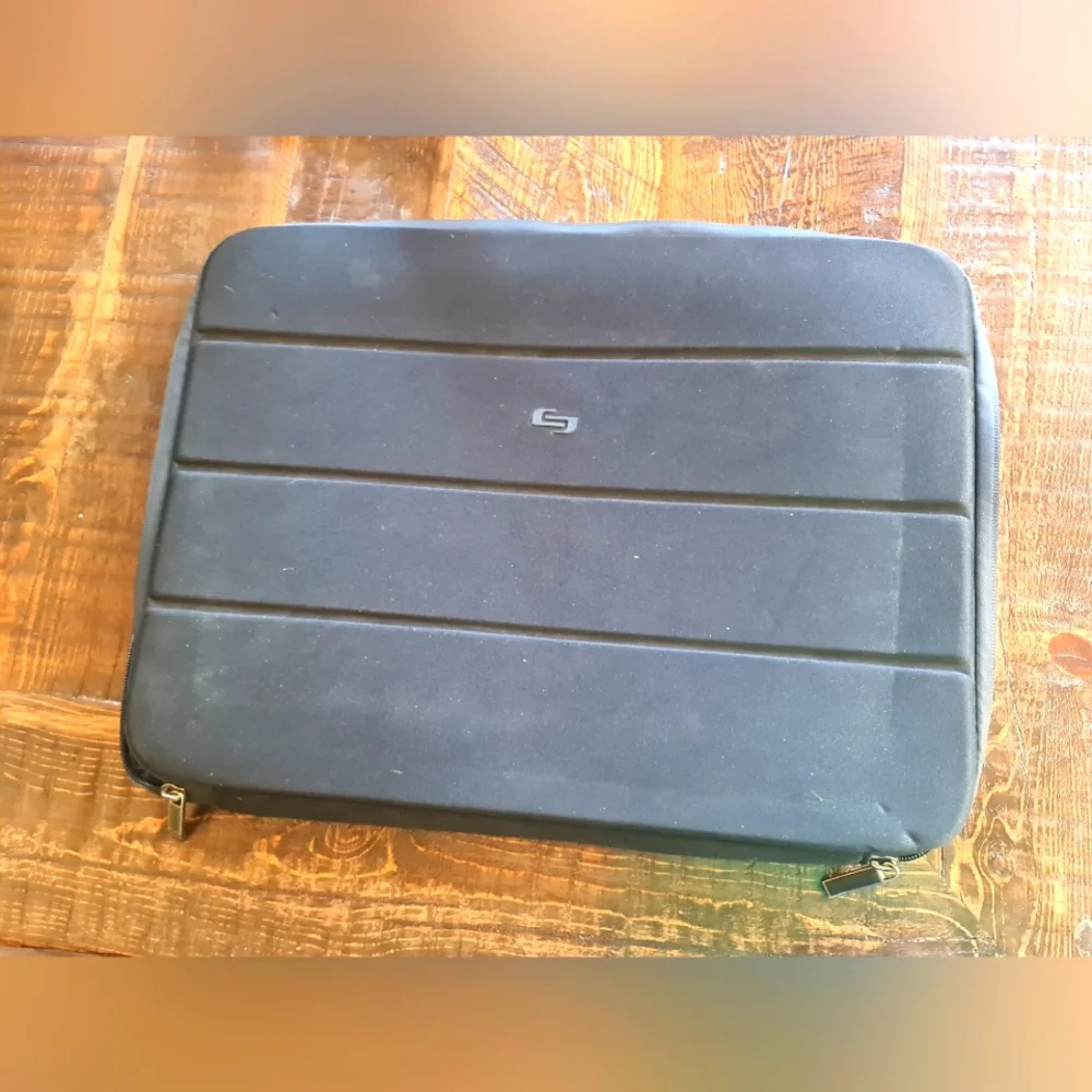 Solo Cushioned Laptop Sleeve with Logo 3/4 Zipper Gray EUC